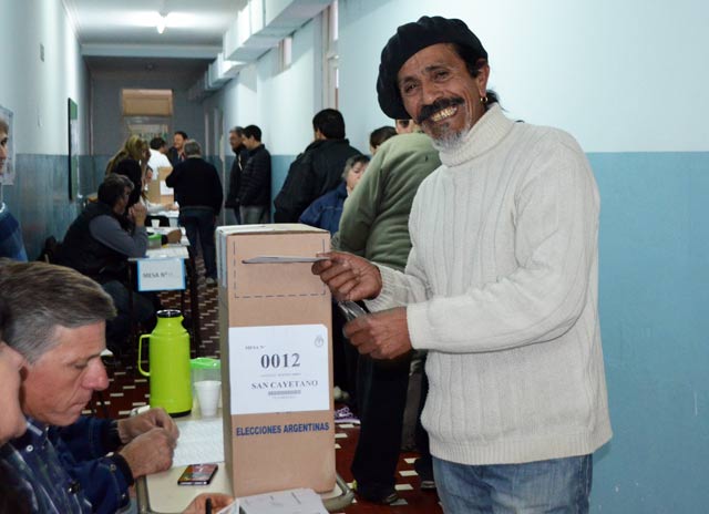 candidatos-intendente-votando3.jpg